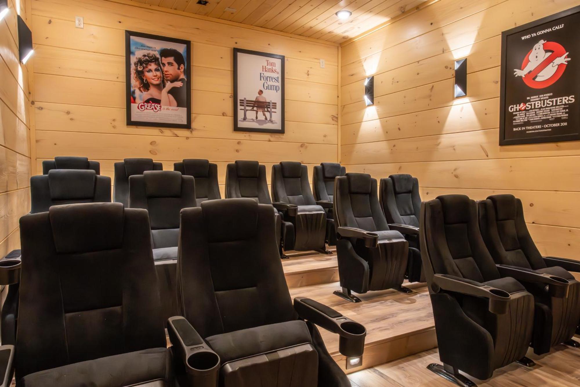 Luxury 12-Bedroom Cabin With Indoor Pool, Hot Tub & Movie Theater, Sleeps 36 Sevierville Ngoại thất bức ảnh