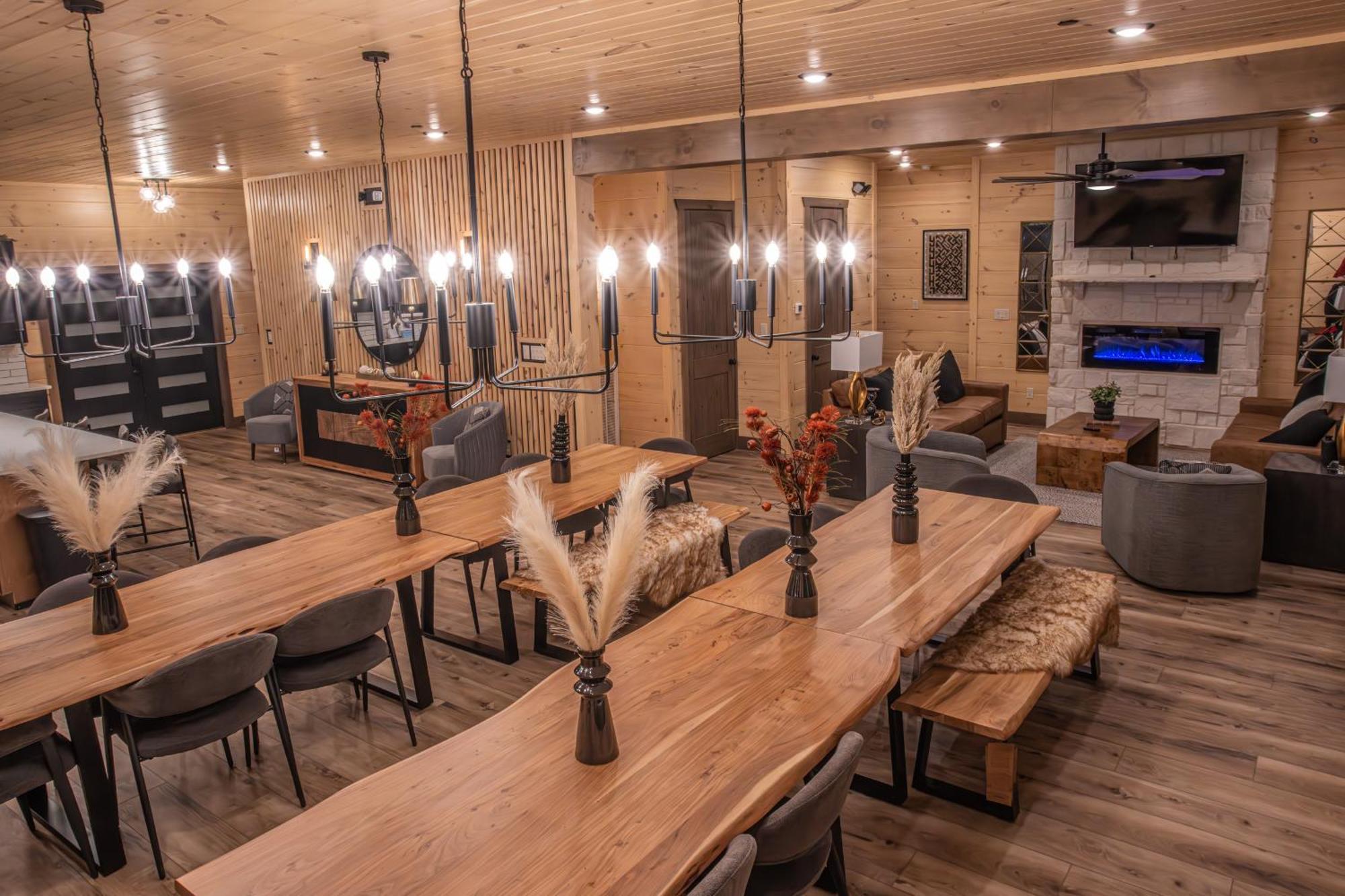 Luxury 12-Bedroom Cabin With Indoor Pool, Hot Tub & Movie Theater, Sleeps 36 Sevierville Ngoại thất bức ảnh