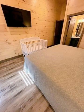 Luxury 12-Bedroom Cabin With Indoor Pool, Hot Tub & Movie Theater, Sleeps 36 Sevierville Ngoại thất bức ảnh