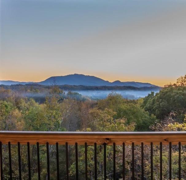 Luxury 12-Bedroom Cabin With Indoor Pool, Hot Tub & Movie Theater, Sleeps 36 Sevierville Ngoại thất bức ảnh